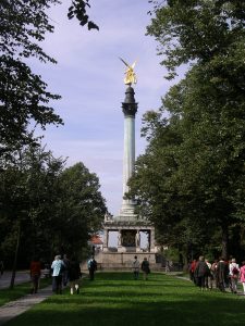Blick auf den Friedensengel an der Prinzregentenstraße in München