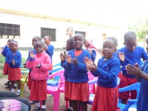 Kinder in Tanzania singen in der Schule