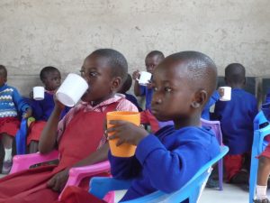 Mittagspause in einer Schule in Tanzania