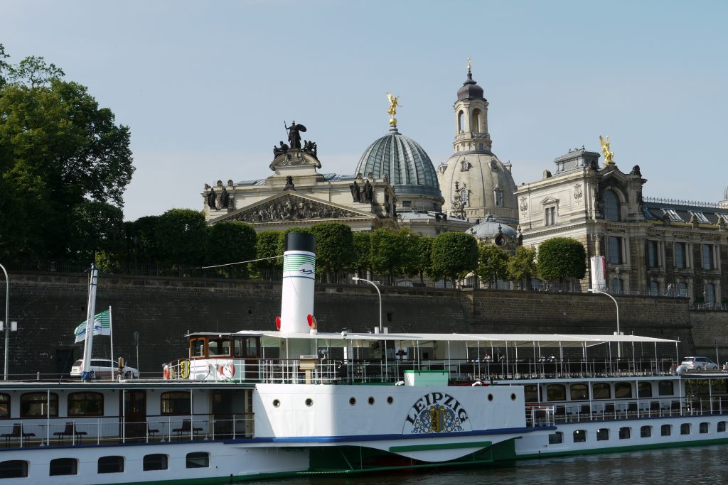 Dampfschiff an der Brühlschen Terrasse in Dresden