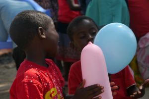 Zwei tansanische Jungs mit Luftballons