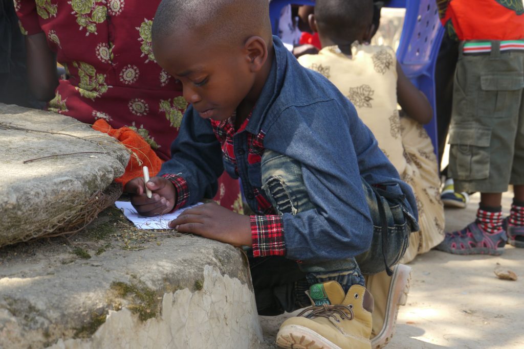Junge in der Sonntagsschule in Tanzania